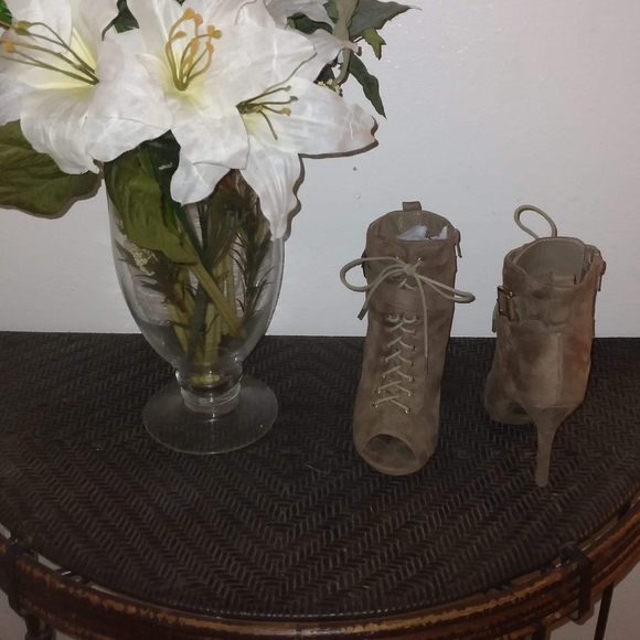 I'm selling heels and boots - Picture 3 of 7